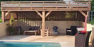 Découvrez comment notre pergola personnalisée transforme un espace extérieur