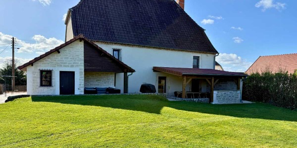 Une pergola qui a du caractère, au cœur d’un jardin paisible