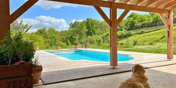 Installation d’une pergola bois adossée près d’une piscine à 6x2,5 m : un bel abri terrasse chez Luc
