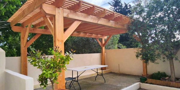 Installation d'une pergola en bois Douglas 15 m² avec brise-soleil à Balaruc (34)