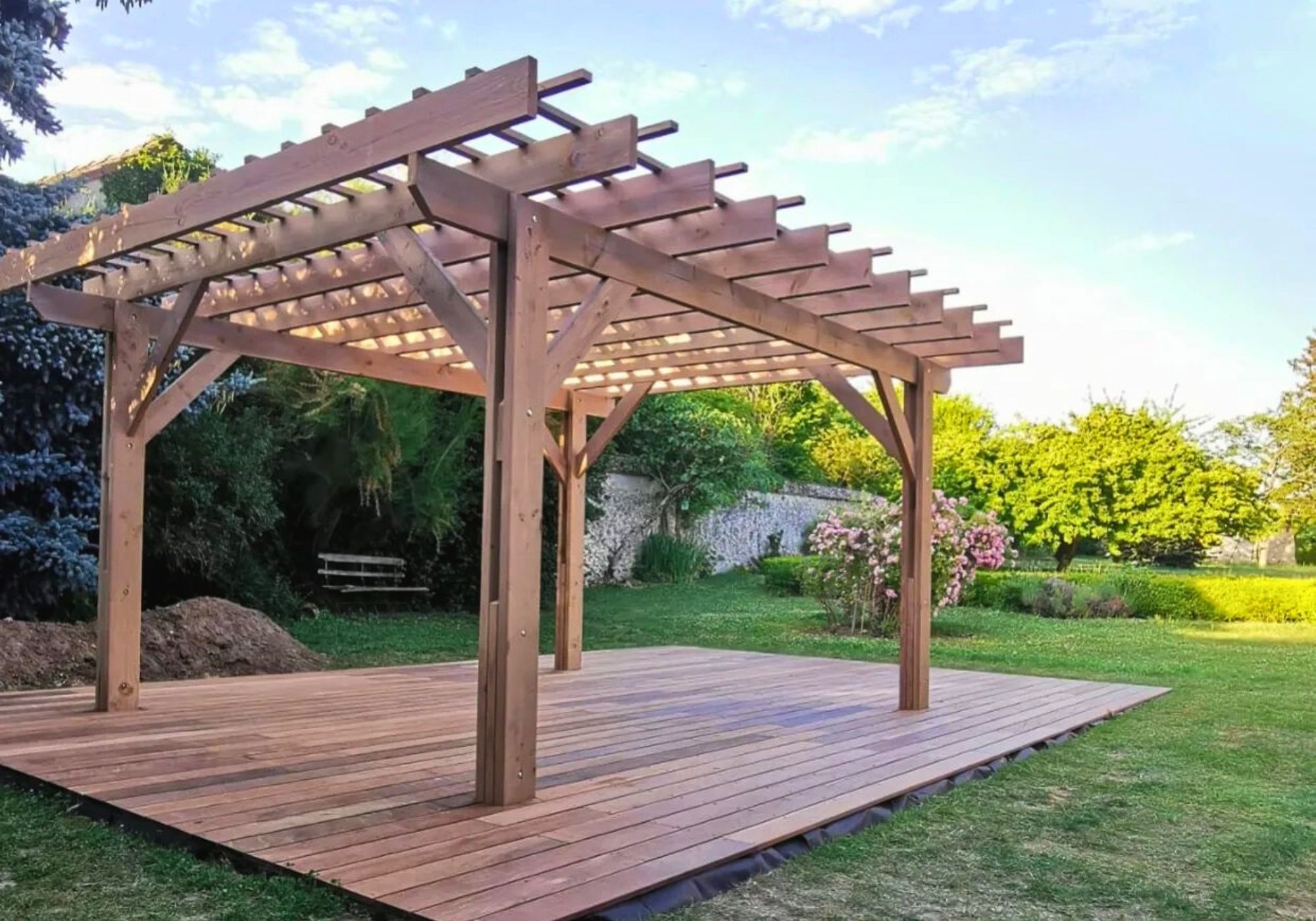 Pergola Plate : L'élégance au service du confort