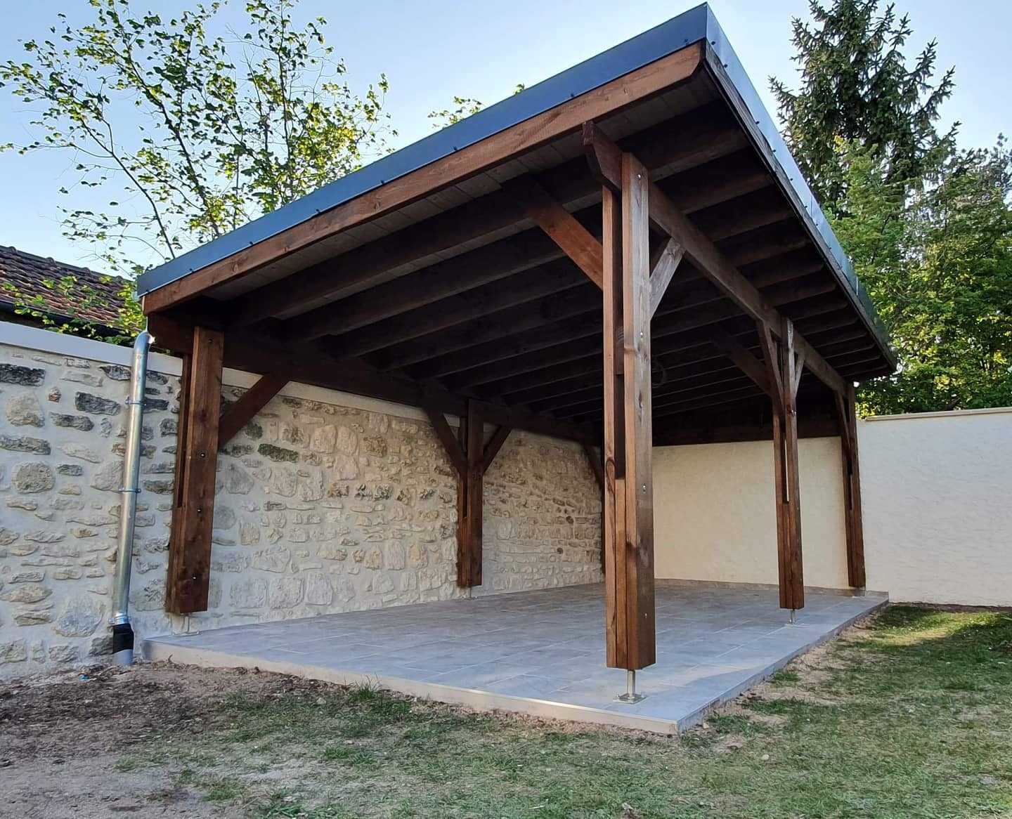 Élégance et multifonctionnalité : le carport pergola Douglas en kit