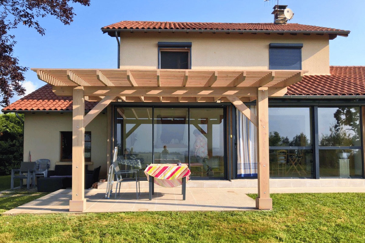 Une pergola en bois pour sublimer votre terrasse : exemple d’une réalisation sur-mesure