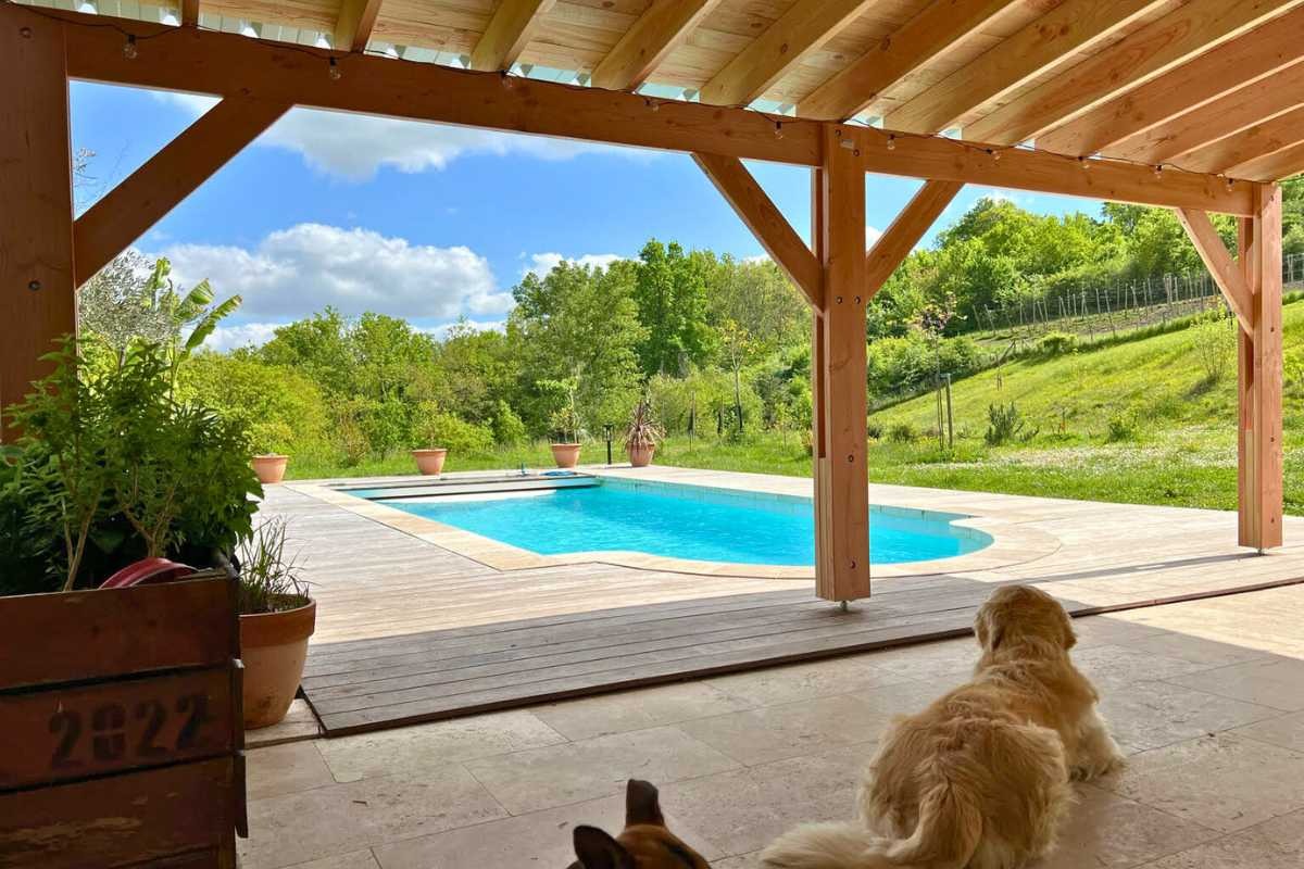 Installation d’une pergola bois adossée près d’une piscine à 6x2,5 m : un bel abri terrasse chez Luc