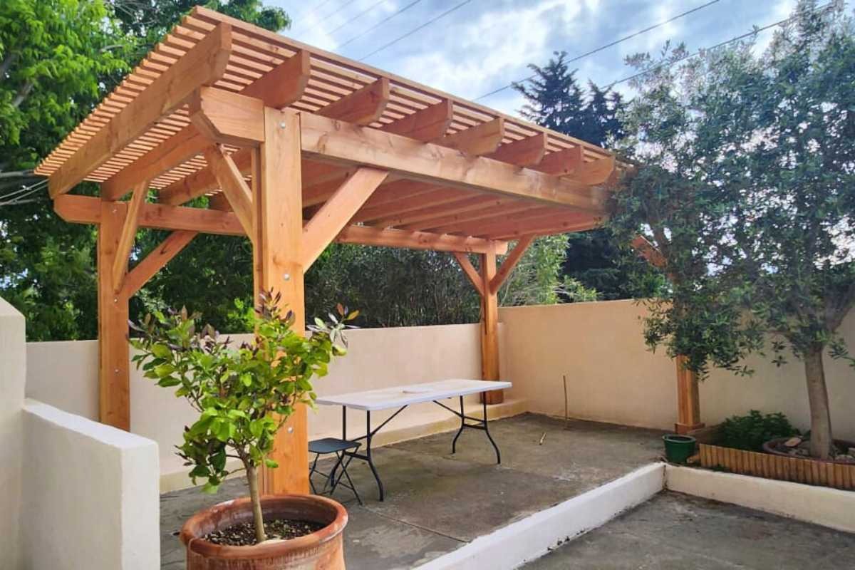 Installation d'une pergola en bois Douglas 15 m² avec brise-soleil à Balaruc (34)