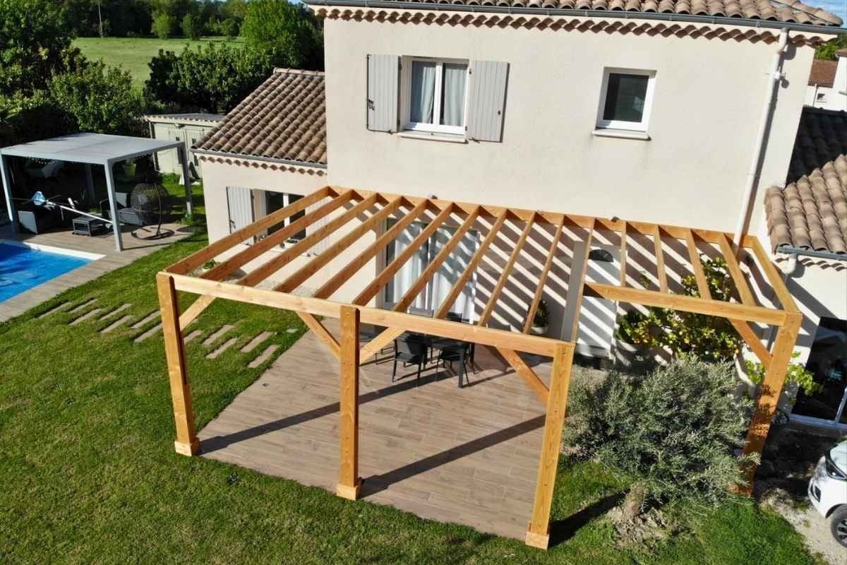 Une pergola bois adossée sur-mesure : simplicité, efficacité, satisfaction client