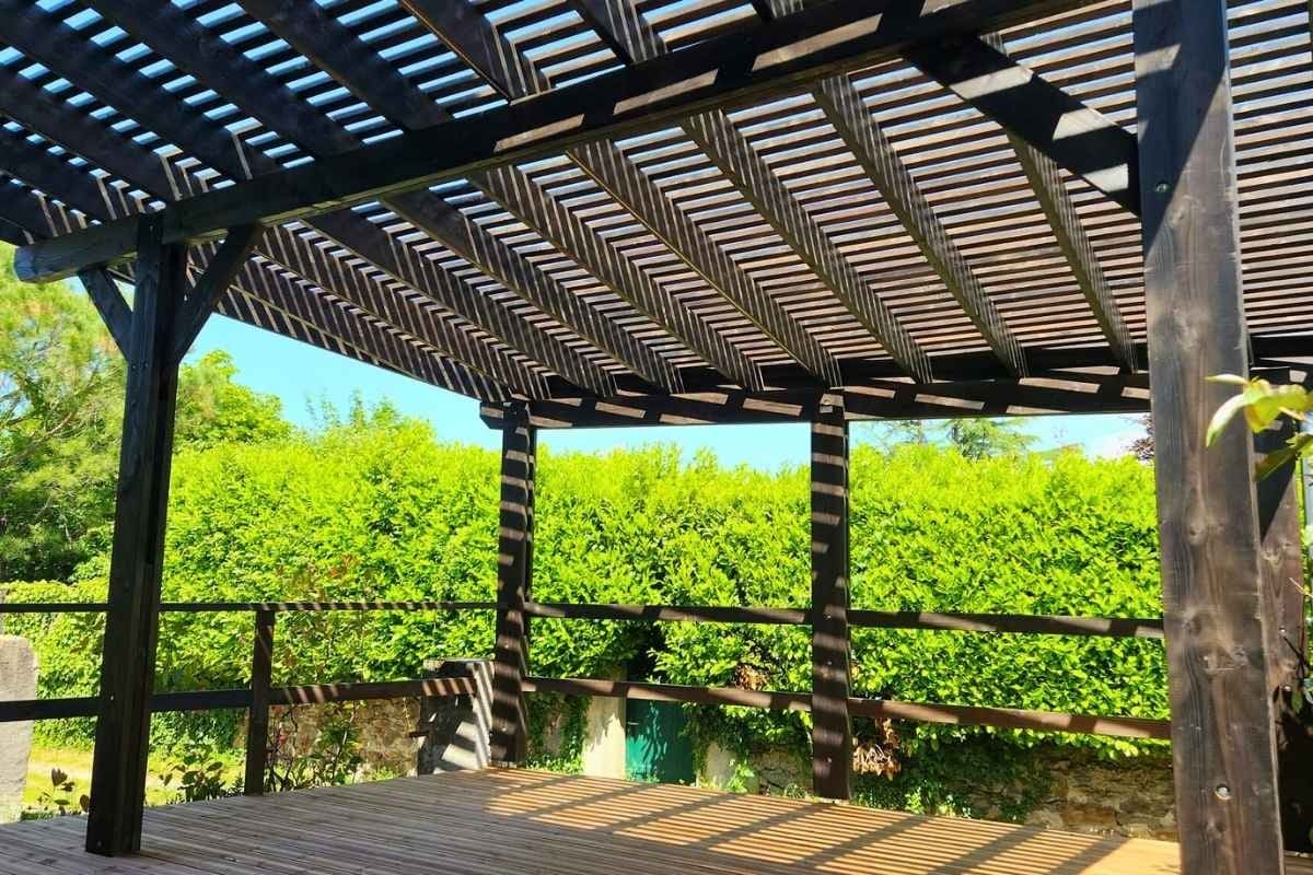 Une pergola bois sur-mesure pour un gîte : design moderne et confort durable
