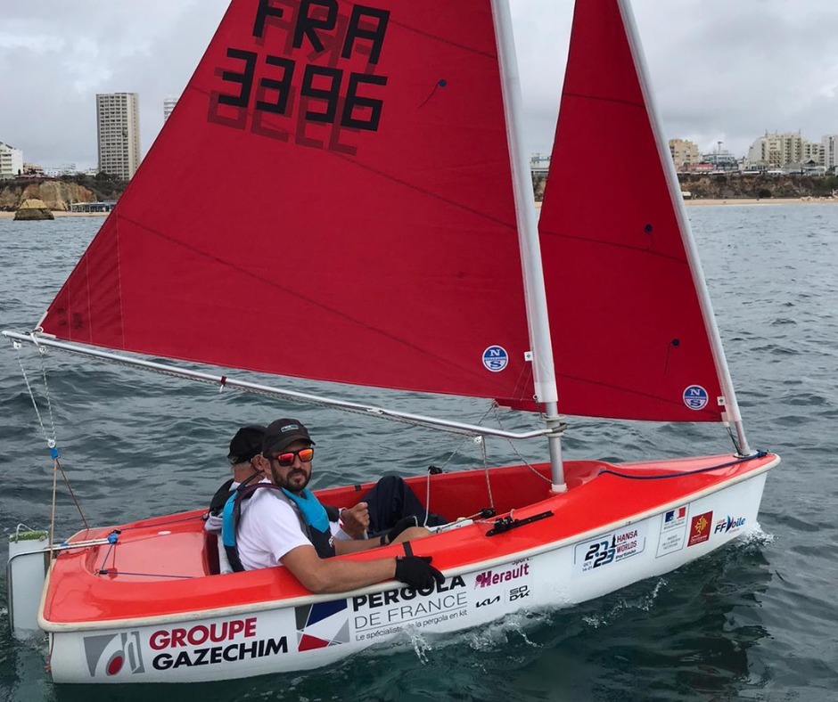 L' Équipe handi voile soutenue par Pergola de France au championnat du monde Hansa 2023.