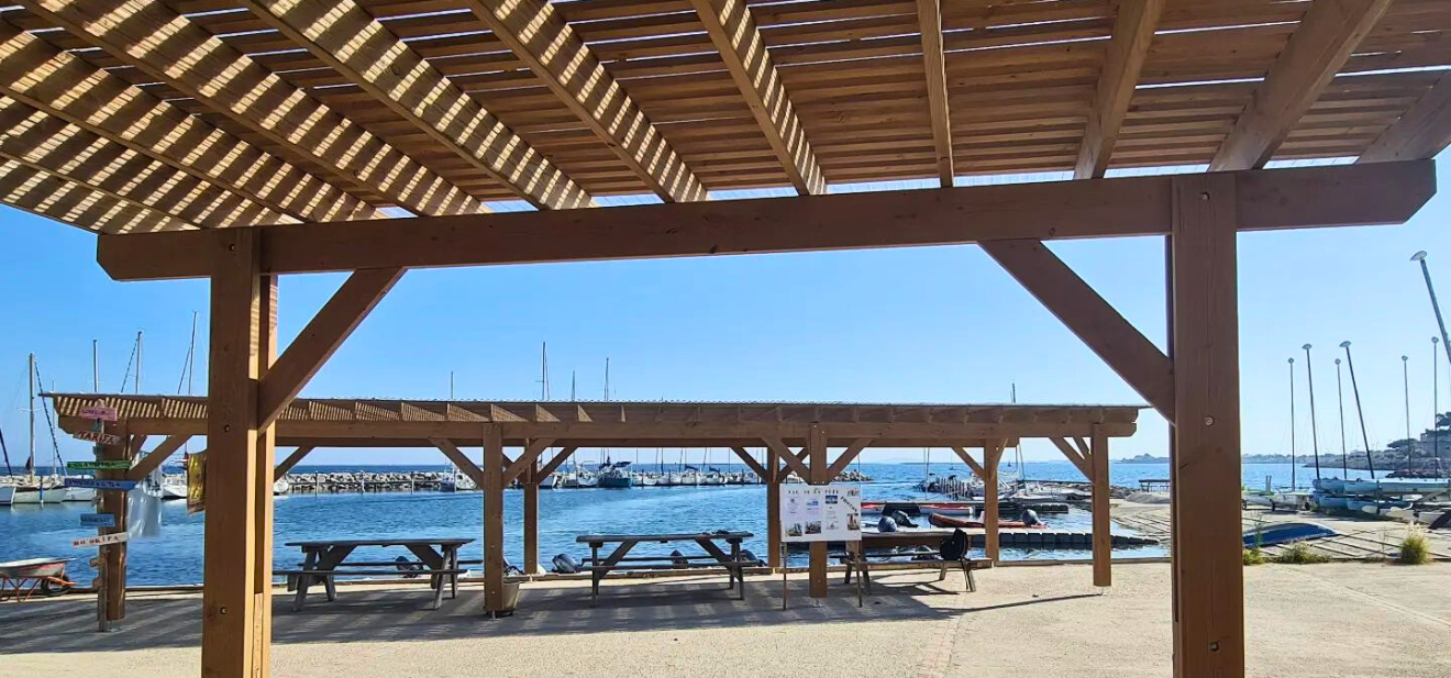 Le Yacht Club de Mèze opte pour une Pergola de France